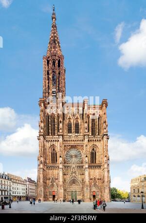 Vorderseite des gotischen Straßburger Doms, Kathedrale unserer Lieben Frau von Straßburg, Elsass, Frankreich Stockfoto