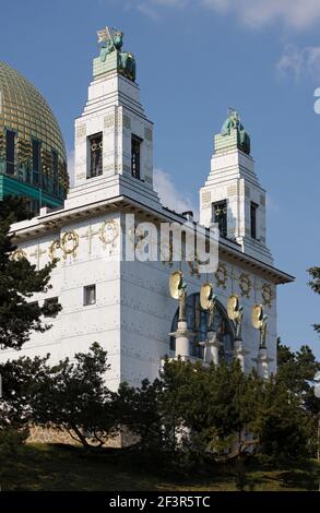 Engel von Schimkowitz, Figuren von Luksch, an der Südfassade der Kirche St. Leopold, Otto Wagner, 1905-07, Wien, Österreich Stockfoto