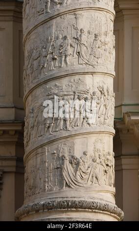 Barocke spiralförmige Flachreliefs, die das Leben des hl. Franz von Sales auf Triumphturm-Pavillons, St.-Karls-Kirche, Wien, Österreich darstellen Stockfoto