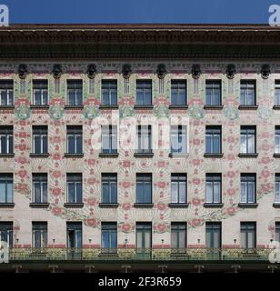 Kletterstöcke und Blumenmuster, die Fenster im Jugendstil Majolica Gebäude umgeben, Otto Wagner, 1898-99, Wien, Österreich Stockfoto