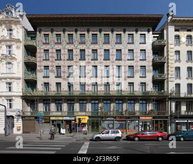 Komplette Fassade des Majolica-Hauses, zwei Balkone, Ladenfronten im Erdgeschoss, mit Kletterstöcken und Blumen, Wagner, l897-98, Wien, Österreich Stockfoto