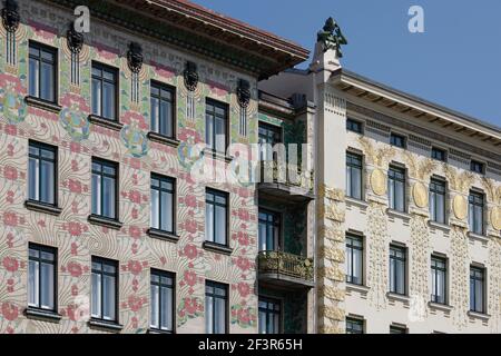 Kletterstöcke und Blumen in allegorischer Malerei, verzierte Eisenbalkons, auf Majolika-Haus, von Otto Wagner, 1897-98, Wien, Österreich Stockfoto