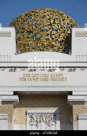 Blattgold-Kuppel, Jugendstil-Schriftzug, gemeißelte Gesichter vor dem Secession-Gebäude, erbaut 1897 von Joseph Maria Olbrich, Wien, Österreich Stockfoto