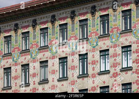 Kletterstöcke und Blumenmuster, die Fenster im Jugendstil Majolica Gebäude umgeben, Otto Wagner, 1898-99, Wien, Österreich Stockfoto