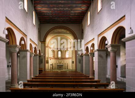 Blick auf das Kirchenschiff der Pfarrkirche St. Lucius in Essen. Stockfoto