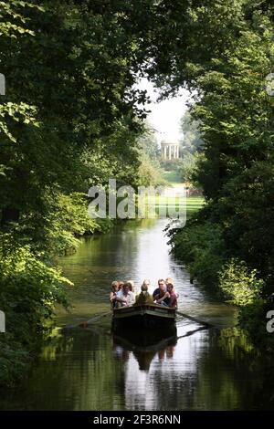 Blick auf den Venustempel, zeigt eine Gruppe von Menschen in einem Boot, Worlitzer Park, Gartenreich Dessau-Worlitz, Sachsen-Anhalt, Deutschland. Stockfoto