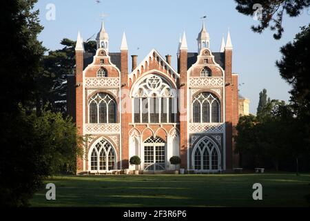 Gotisches Haus im Worlitzer Park, dem Gartenreich Dessau-Worlitz, Sachsen-Anhalt, Deutschland. Stockfoto