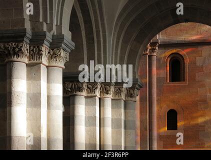 Interieur romanische Detail der Bögen in St. Andreas Kirche, Köln, Deutschland Stockfoto