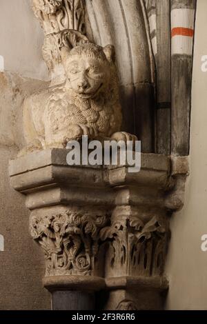 Nahaufnahme der Löwenstatue über der Tür auf der Säule in der Sakristei der St. Andreas Kirche, einer romanischen Kirche in Köln, Deutschland Stockfoto