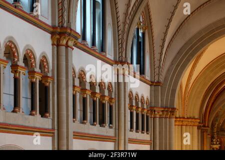 Dekorative Innenarchitektur des Orgellofts des Bonner Doms, Deutschland Stockfoto