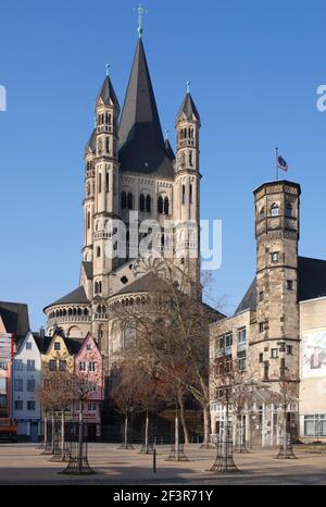 Turm der Grossen St. Martin Kirche (Gross St. Martin), der 1965 restauriert wurde, nachdem er während des Zweiten Weltkriegs stark beschädigt wurde, Köln, Deutschland Stockfoto