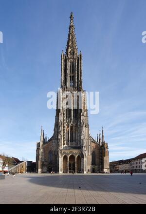 Gepflasterter Platz vor dem Ulmer Münster, der höchsten Kirche der Welt, es ist eine lutherische Kirche in Ulm, Deutschland Stockfoto