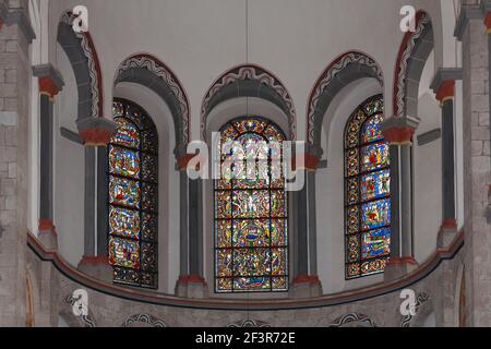 Romanische Architektur Glasfenster über Altar der St. Kunibert Kirche gebaut in 1247, Köln, Deutschland Stockfoto