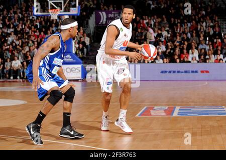 BASKETBALL - FRANZÖSISCHE MEISTERSCHAFT 2009/2010 - CHOLET (FRA) - 18/05/2010 - FOTO : PASCAL ALLEE / HOT SPORTS / DPPI - PLAY OFF PRO A - CHOLET GEGEN POITIERS - SAMUEL MEJIA (CHOLET) / RASHEED WRIGHT (POITIERS) Stockfoto