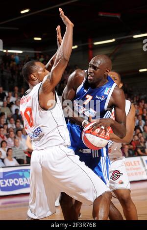 BASKETBALL - FRANZÖSISCHE MEISTERSCHAFT 2009/2010 - CHOLET (FRA) - 18/05/2010 - FOTO : PASCAL ALLEE / HOT SPORTS / DPPI - PLAY OFF PRO A - CHOLET GEGEN POITIERS - PAPE BADIANE (POITIERS) / MARCELLUS SOMMERVILLE (CHOLET) Stockfoto