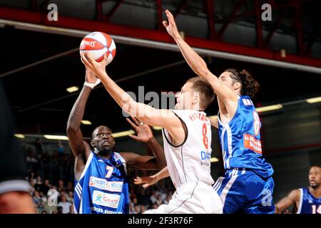 BASKETBALL - FRANZÖSISCHE MEISTERSCHAFT 2009/2010 - CHOLET (FRA) - 18/05/2010 - FOTO : PASCAL ALLEE / HOT SPORTS / DPPI - PLAY OFF PRO A - CHOLET V POITIERS - ARVYDAS EITUTAVICIUS (CHOLET) / PAPE BADIANE (POITIERS) Stockfoto