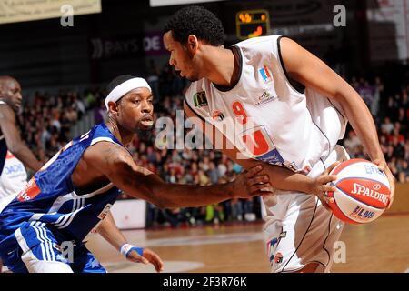 BASKETBALL - FRANZÖSISCHE MEISTERSCHAFT 2009/2010 - CHOLET (FRA) - 18/05/2010 - FOTO : PASCAL ALLEE / HOT SPORTS / DPPI - PLAY OFF PRO A - CHOLET GEGEN POITIERS - SAMUEL MEJIA (CHOLET) / RASHEED WRIGHT (POITIERS) Stockfoto