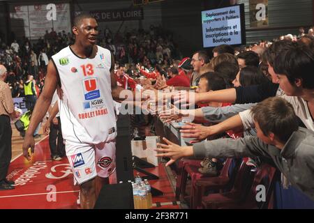 BASKETBALL - FRANZÖSISCHE MEISTERSCHAFT 2009/2010 - CHOLET (FRA) - 18/05/2010 - FOTO : PASCAL ALLEE / HOT SPORTS / DPPI - PLAY OFF PRO A - CHOLET V POITIERS - JOY KEVIN SERAPHIN (CHOLET) MIT FANS Stockfoto