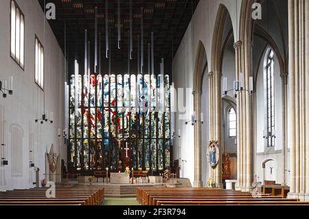 Großes, modernes Buntglasfenster hinter dem Altar der St. Joseph-Kirche, die 1947-1949 von Dominic Bohm, Duisburg, Deutschland, umgebaut wurde Stockfoto