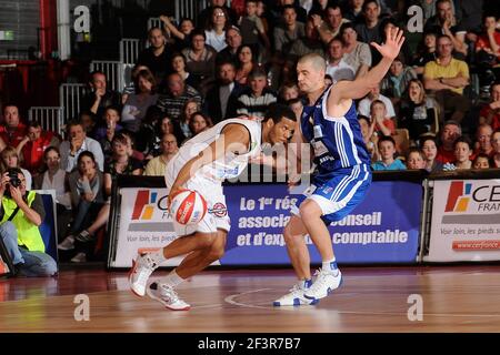 BASKETBALL - FRANZÖSISCHE MEISTERSCHAFT 2009/2010 - CHOLET (FRA) - 18/05/2010 - FOTO : PASCAL ALLEE / HOT SPORTS / DPPI - PLAY OFF PRO A - CHOLET GEGEN POITIERS - SAMUEL MEJIA (CHOLET) / GUILLAUME COSTENTIN (POITIERS) Stockfoto