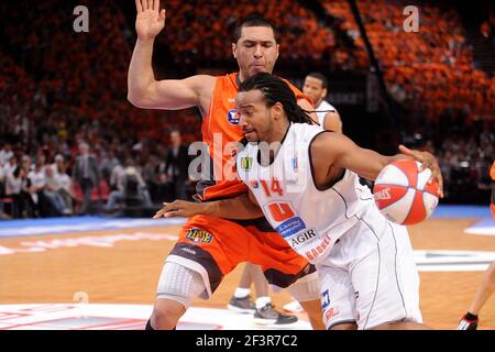 BASKETBALL - FRANZÖSISCHE MEISTERSCHAFT SPIELT FINALE PRO A 2010 - CHOLET GEGEN LE MANS - PARIS/BERCY (FRA) - 13/06/2010 - FOTO : PASCAL ALLEE / HOT SPORTS / DPPI - RANDAL FALKER (CHOLET) / JOAO PAOLO BATISTA (MSB) Stockfoto