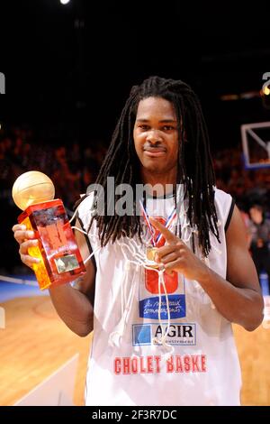 BASKETBALL - FRANZÖSISCHE MEISTERSCHAFT SPIELT FINALE PRO A 2010 - CHOLET GEGEN LE MANS - PARIS/BERCY (FRA) - 13/06/2010 - FOTO : PASCAL ALLEE / HOT SPORTS / DPPI - MICKAEL GELABAL CHOLET SPIELER IST DER MVP DIESES SPIELS Stockfoto