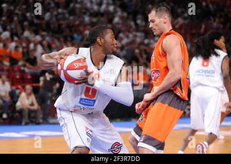 BASKETBALL - FRANZÖSISCHE MEISTERSCHAFT SPIELT FINALE PRO A 2010 - CHOLET GEGEN LE MANS - PARIS/BERCY (FRA) - 13/06/2010 - FOTO : PASCAL ALLEE / HOT SPORTS / DPPI - ANTYWANE ROBINSON (CHOLET) / MARC SALYERS (MSB) Stockfoto