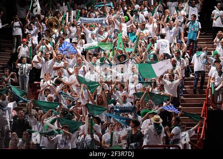 BASKETBALL - FRANZÖSISCHE MEISTERSCHAFT SPIELT FINALE PRO B 2010 - PAU LACQ ORTHEZ / LIMOGES - PARIS/BERCY (FRA) - 13/06/2010 - FOTO : PASCAL ALLEE / HOT SPORTS / DPPI - FANS PAU ORTHEZ Stockfoto