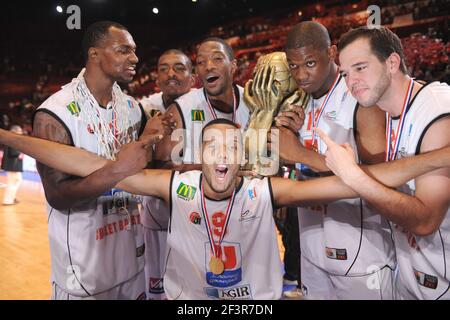 BASKETBALL - FRANZÖSISCHE MEISTERSCHAFT SPIELT FINALE PRO A 2010 - CHOLET GEGEN LE MANS - PARIS/BERCY (FRA) - 13/06/2010 - FOTO : PASCAL ALLEE / HOT SPORTS / DPPI - JOY CHOLET SPIELER MIT DEM TROPHEE Stockfoto