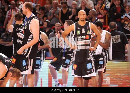 BASKETBALL - FRANZÖSISCHE MEISTERSCHAFT SPIELT FINALE PRO B 2010 - PAU LACQ ORTHEZ V LIMOGES - PARIS/BERCY (FRA) - 13/06/2010 - FOTO : PASCAL ALLEE / HOT SPORTS / DPPI - VERZWEIFELTE CSP LIMOGES SPIELER Stockfoto