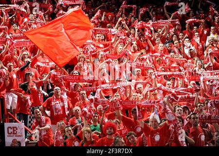 BASKETBALL - FRANZÖSISCHE MEISTERSCHAFT SPIELT FINALE PRO A 2010 - CHOLET GEGEN LE MANS - PARIS/BERCY (FRA) - 13/06/2010 - FOTO : PASCAL ALLEE / HOT SPORTS / DPPI - FANS CHOLET Stockfoto