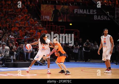 BASKETBALL - FRANZÖSISCHE MEISTERSCHAFT SPIELT FINALE PRO A 2010 - CHOLET GEGEN LE MANS - PARIS/BERCY (FRA) - 13/06/2010 - FOTO : PASCAL ALLEE / HOT SPORTS / DPPI - MICKAEL GELABALE (CHOLET) / DEWARIC SPENCER (MSB) Stockfoto
