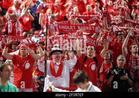 BASKETBALL - FRANZÖSISCHE MEISTERSCHAFT SPIELT FINALE PRO A 2010 - CHOLET GEGEN LE MANS - PARIS/BERCY (FRA) - 13/06/2010 - FOTO : PASCAL ALLEE / HOT SPORTS / DPPI - FANS CHOLET Stockfoto