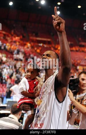 BASKETBALL - FRANZÖSISCHE MEISTERSCHAFT SPIELT FINALE PRO A 2010 - CHOLET GEGEN LE MANS - PARIS/BERCY (FRA) - 13/06/2010 - FOTO : PASCAL ALLEE / HOT SPORTS / DPPI - MARCELLUS SOMMERVILLE CHOLET-SPIELERIN MIT IHRER TOCHTER Stockfoto