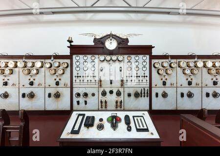 Marmorplatte und Messinguhren der Schalttafel in der Turbinenhalle des 1904 erbauten Wasserkraftwerks Heimbach. Zu der Zeit war es E Stockfoto