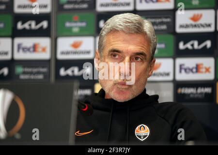 Kiew, Ukraine. März 2021, 17th. Kiew, UKRAINE - 17. MÄRZ 2021 - Cheftrainer des FC Shakhtar Donetsk Luis Casto wird während der Pressekonferenz im Vorfeld der UEFA Europa League Runde des 16 2nd-Leg-Spiels gegen A.S. Roma im NSC Olimpiyskyi, Kiew, Hauptstadt der Ukraine gesehen.Quelle: Ukrinform/Alamy Live News Stockfoto