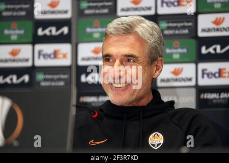 Kiew, Ukraine. März 2021, 17th. Kiew, UKRAINE - 17. MÄRZ 2021 - Cheftrainer des FC Shakhtar Donetsk Luis Casto wird während der Pressekonferenz im Vorfeld der UEFA Europa League Runde des 16 2nd-Leg-Spiels gegen A.S. Roma im NSC Olimpiyskyi, Kiew, Hauptstadt der Ukraine gesehen.Quelle: Ukrinform/Alamy Live News Stockfoto