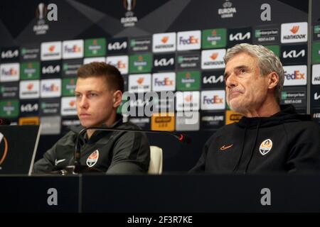 Kiew, Ukraine. März 2021, 17th. Kiew, UKRAINE - 17. MÄRZ 2021 - Cheftrainer des FC Shakhtar Donetsk Luis Casto (R) und Mittelfeldspieler Mykola Matviyenko werden während der Pressekonferenz vor der UEFA Europa League Runde des 16 2nd-Leg-Spiels gegen A.S. Roma im NSC Olimpiyskyi, Kiew, Hauptstadt der Ukraine gesehen Kredit: Ukrinform/Alamy Live Nachrichten Stockfoto