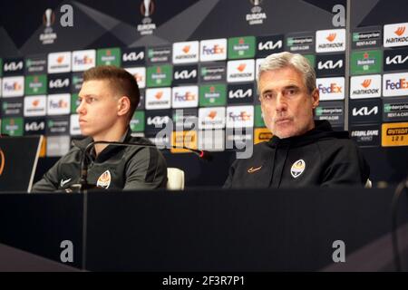 Kiew, Ukraine. März 2021, 17th. Kiew, UKRAINE - 17. MÄRZ 2021 - Cheftrainer des FC Shakhtar Donetsk Luis Casto (R) und Mittelfeldspieler Mykola Matviyenko werden während der Pressekonferenz vor der UEFA Europa League Runde des 16 2nd-Leg-Spiels gegen A.S. Roma im NSC Olimpiyskyi, Kiew, Hauptstadt der Ukraine gesehen Kredit: Ukrinform/Alamy Live Nachrichten Stockfoto