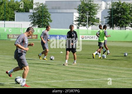 FUSSBALL - FRANZÖSISCHE MEISTERSCHAFT 2010/2011 - L1 - MISCS - TRAININGSSTARTSAISON DES FC LORIENT - 21/06/2010 - FOTO PASCAL ALLEE / HOT SPORTS / DPPI - CHRISTIAN GOURCUFF (COACH) Stockfoto