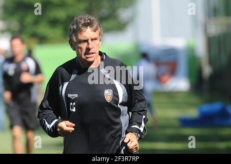 FUSSBALL - FRANZÖSISCHE MEISTERSCHAFT 2010/2011 - L1 - MISCS - TRAININGSSTARTSAISON DES FC LORIENT - 21/06/2010 - FOTO PASCAL ALLEE / HOT SPORTS / DPPI - CHRISTIAN GOURCUFF (COACH) Stockfoto