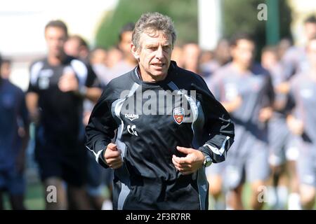 FUSSBALL - FRANZÖSISCHE MEISTERSCHAFT 2010/2011 - L1 - MISCS - TRAININGSSTARTSAISON DES FC LORIENT - 21/06/2010 - FOTO PASCAL ALLEE / HOT SPORTS / DPPI - CHRISTIAN GOURCUFF (COACH) Stockfoto