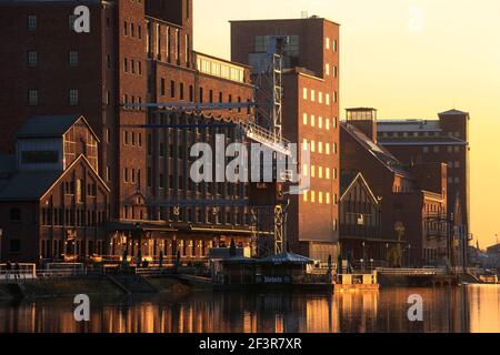 Sonnenlicht scheint auf der Werhahnmühle im Binnenhafen, Duisburg. Stockfoto