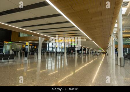 Leere Abflughallen am Londoner Flughafen Heathrow Stockfoto