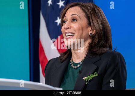 Washington, Vereinigte Staaten Von Amerika. März 2021, 17th. US-Vizepräsidentin Kamala Harris nimmt an einer virtuellen Veranstaltung Teil, bei der die Frederick Douglass Global Fellows im South Court Auditorium des Eisenhower Executive Office Building in Washington, USA, am 17. März 2021 gefeiert werden. Quelle: Ken Cedeno/Pool via CNP Quelle: dpa/Alamy Live News Stockfoto