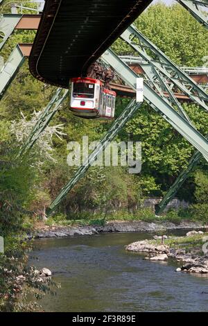 Wuppertal Schwebebahn, oder Wuppertal Schwebebahn, die über einem Fluss fährt, eine Schwebebahn in Wuppertal, Deutschland. Stockfoto