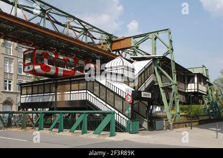 Eine Station für die Schwebebahn Wuppertal oder die Schwebebahn Wuppertal, eine Schwebebahn in Wuppertal. Stockfoto