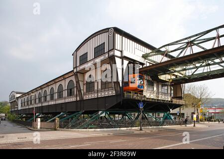 Eine Station für die Schwebebahn Wuppertal oder die Schwebebahn Wuppertal, eine Schwebebahn in Wuppertal. Stockfoto