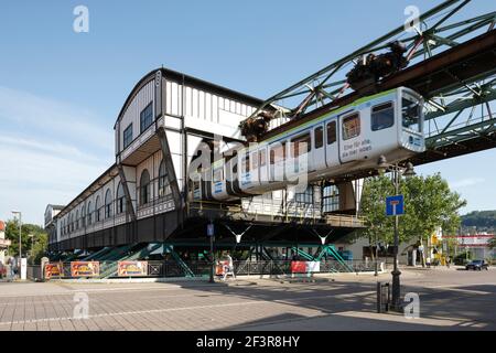 H‰ngebahn von Wuppertal-Oberbarmen nach Wuppertal-Vohwinkel, halbe Oberbarmen, Wagonhalle, Wuppertal, Schwebebahn Stockfoto