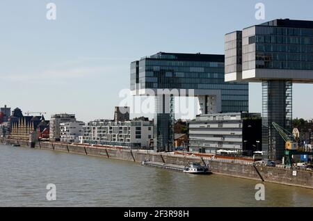 Rheinfront mit neuen Hochh‰usern, Kˆln, Rheinauhafen Stockfoto